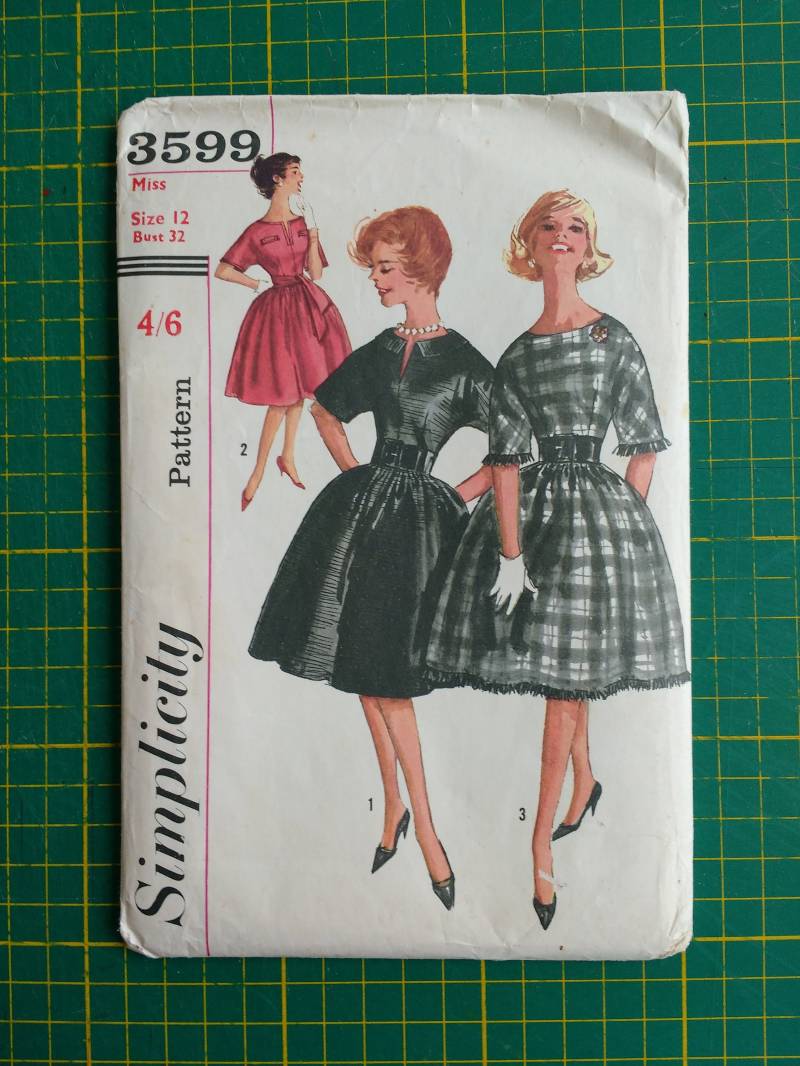 Anfang Der 1960Er Jahre Einfachheit 3599 Partei Kleid Muster, Versammelt Voller Rock, Ellenbogen-Länge-Kimono-Ärmeln, Einfache Abgesenkten Ausschnitt Anfang Der 1960Er Jahre Einfachheit 3599 Partei Kleid Muster, Versammelt Voller Rock, Ellenbogen-Länge-Kimono-Ärmeln, Einfache Abgesenkten Ausschnitt von NellBligh