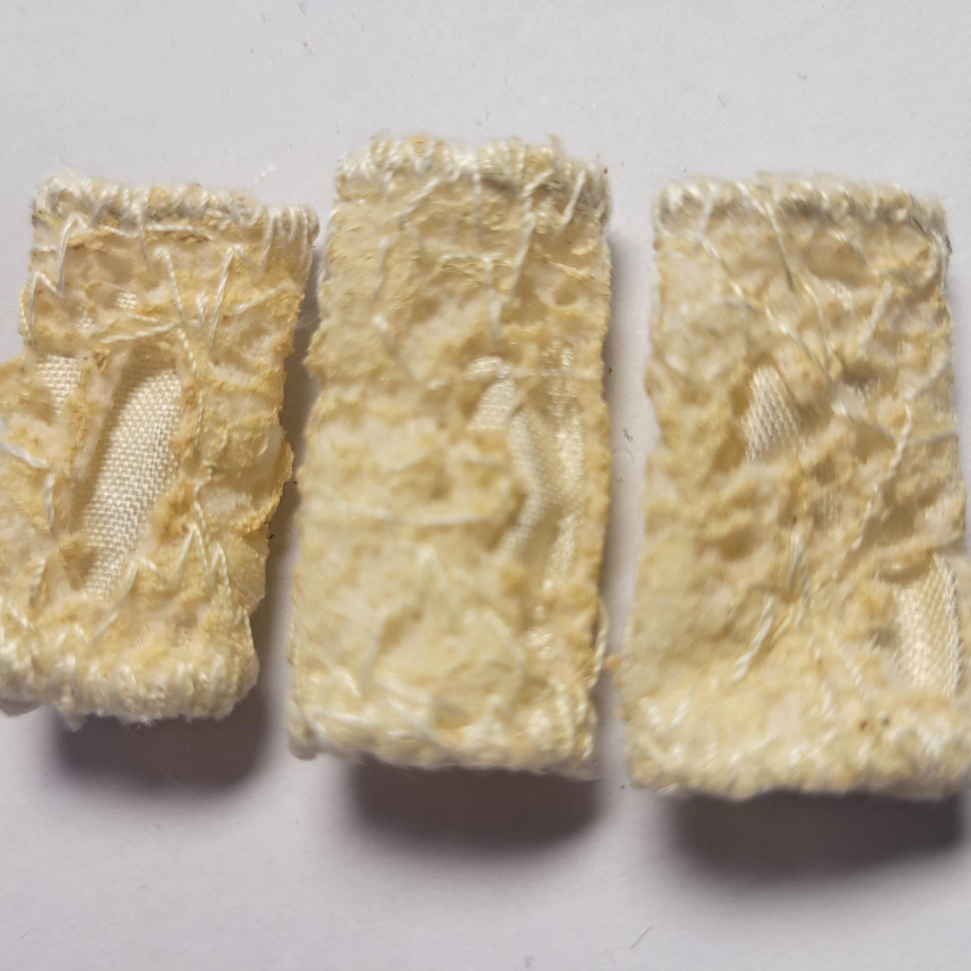 Gebrannte Stofffaserperlen Creme-Zitronen-Schal-Quastenverzierungen Gebrannte Stofffaserperlen Creme-Zitronen-Schal-Quastenverzierungen von NellBurns