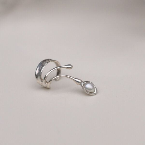 Nella & Sina Earcuff - Kleine Sina mit Perle | Ohrring Nella & Sina Earcuff - Kleine Sina mit Perle | Ohrring von Nella & Sina