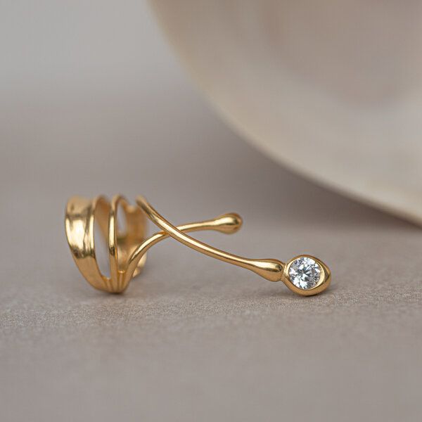 Nella & Sina Earcuff | JOJO mit Kristall | Ohrringe ohne Piercing Nella & Sina Earcuff | JOJO mit Kristall | Ohrringe ohne Piercing von Nella & Sina