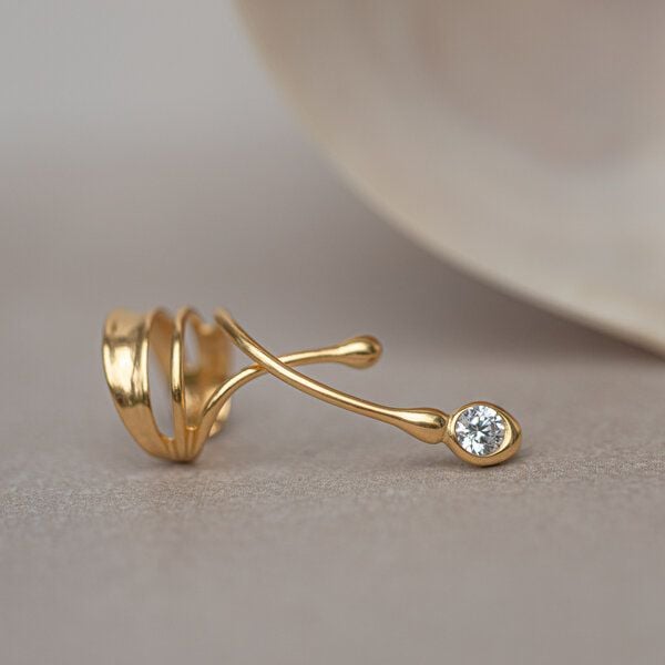 Nella & Sina Earcuff | JOJO mit Kristall | Ohrringe ohne Piercing Nella & Sina Earcuff | JOJO mit Kristall | Ohrringe ohne Piercing von Nella & Sina