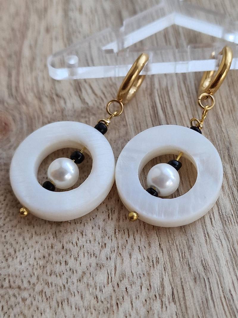 Handgemachte Ohrringe Aus Perlmutt Mit Perle Und Goldenen Details, Elegante Creolen in Boho-stil von NellaZahara