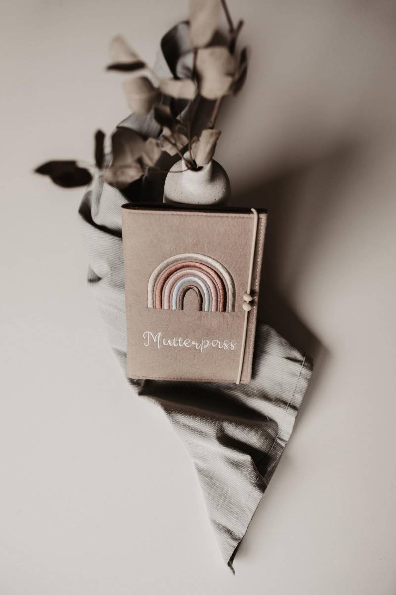 Handgemachte Mutterpasshülle Mit 2 Schlüsselanhängern, Filz Schutzhülle Für Mutterpass & Ultraschallbilder, Geschenk Werdende Mamas von NelliBu