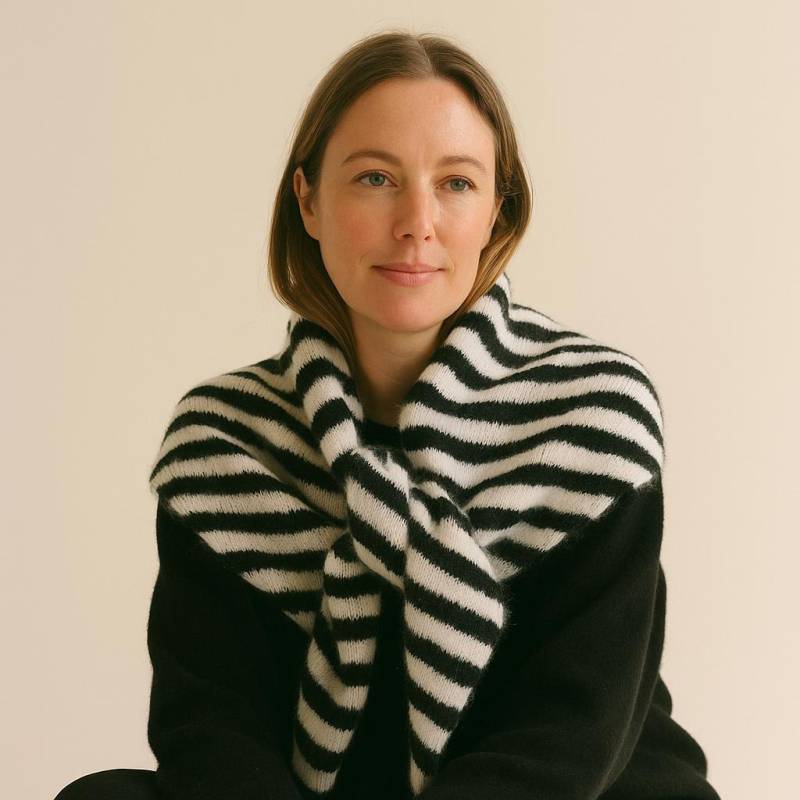 Gestreiftes Wollstrick-Dreieckstuch | Handgestrickte Stola Aus Merinowolle von NellieClothing