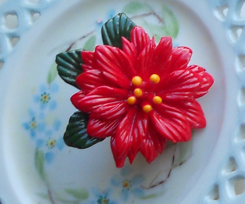 Weihnachtsbrosche, Vintage Brosche Porzellan Poinsettia Blume Nos New Grün Beeren Weihnachten Pin Blätter Floral Winter Blumen Artsy von NellieGray