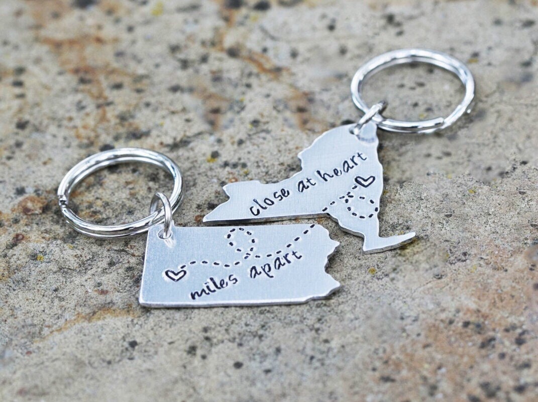 Beste Freunde Geschenk Benutzerdefinierte Schlüsselanhänger Für Zwei, Personalisierte Paare Fernbeziehung Die Besten College von Nelliebead