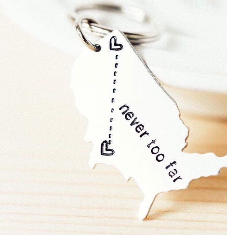 Einzigartiges Geschenk Für Mutter Freunde Usa Mit Benutzerdefinierter Phrase - Fernbeziehung Schlüsselbund Einzigartiges Geschenk Für Mutter Freunde Usa Mit Benutzerdefinierter Phrase - Fernbeziehung Schlüsselbund von Nelliebead