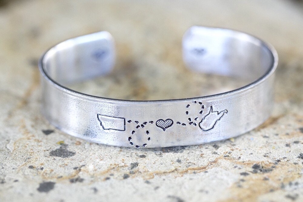 Lange Beste Freundin Geschenk, Armband Für Schwestern Two State Schmuck, Personalisiertes Manschettenarmband Lange Beste Freundin Geschenk, Armband Für Schwestern Two State Schmuck, Personalisiertes Manschettenarmband von Nelliebead