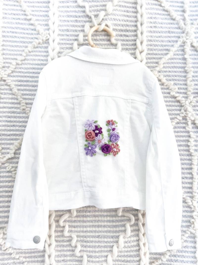 Custom Weiße Jeansjacke Für Kleinkind von NelliesKnitsCompany