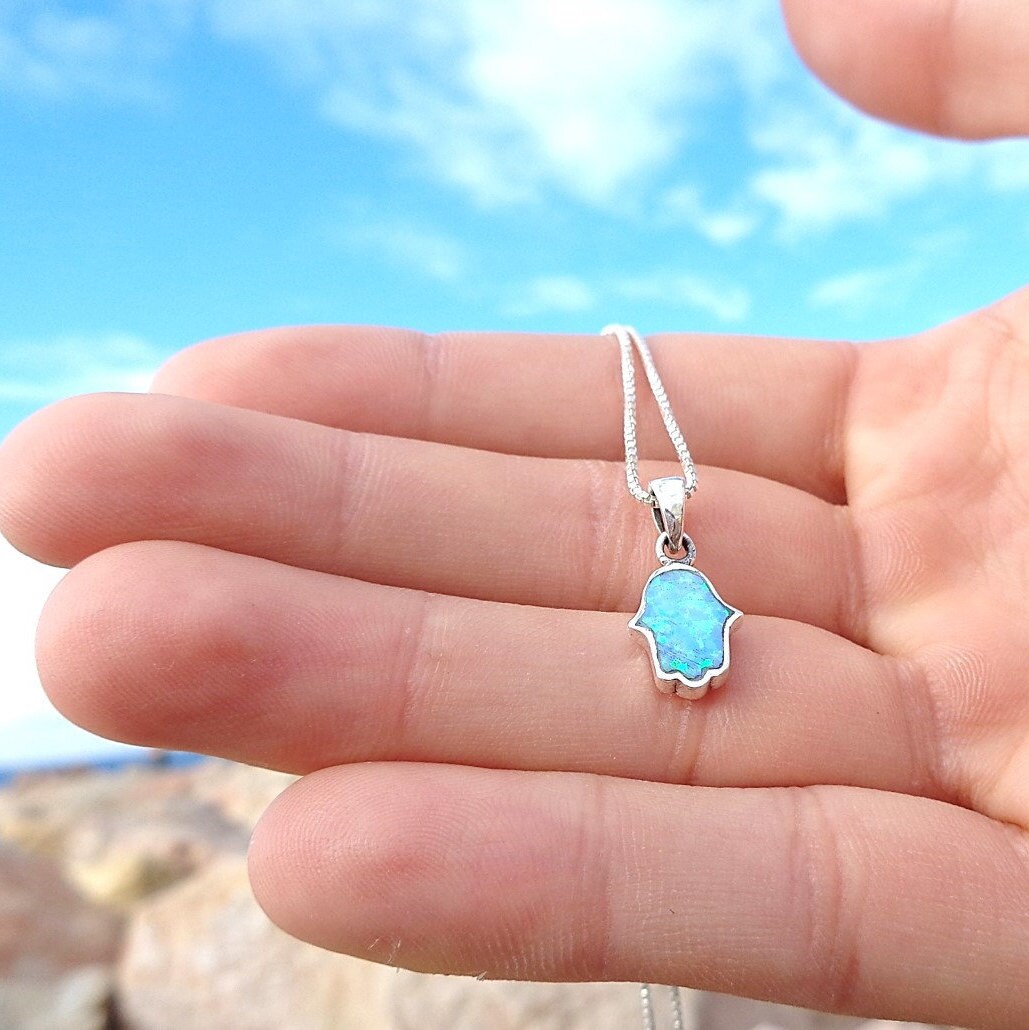 Blauer Opal Hamsa Anhänger Sterling Silber 925, Hand Gottes Anhänger, Made in Israel von NellyJewelryShop