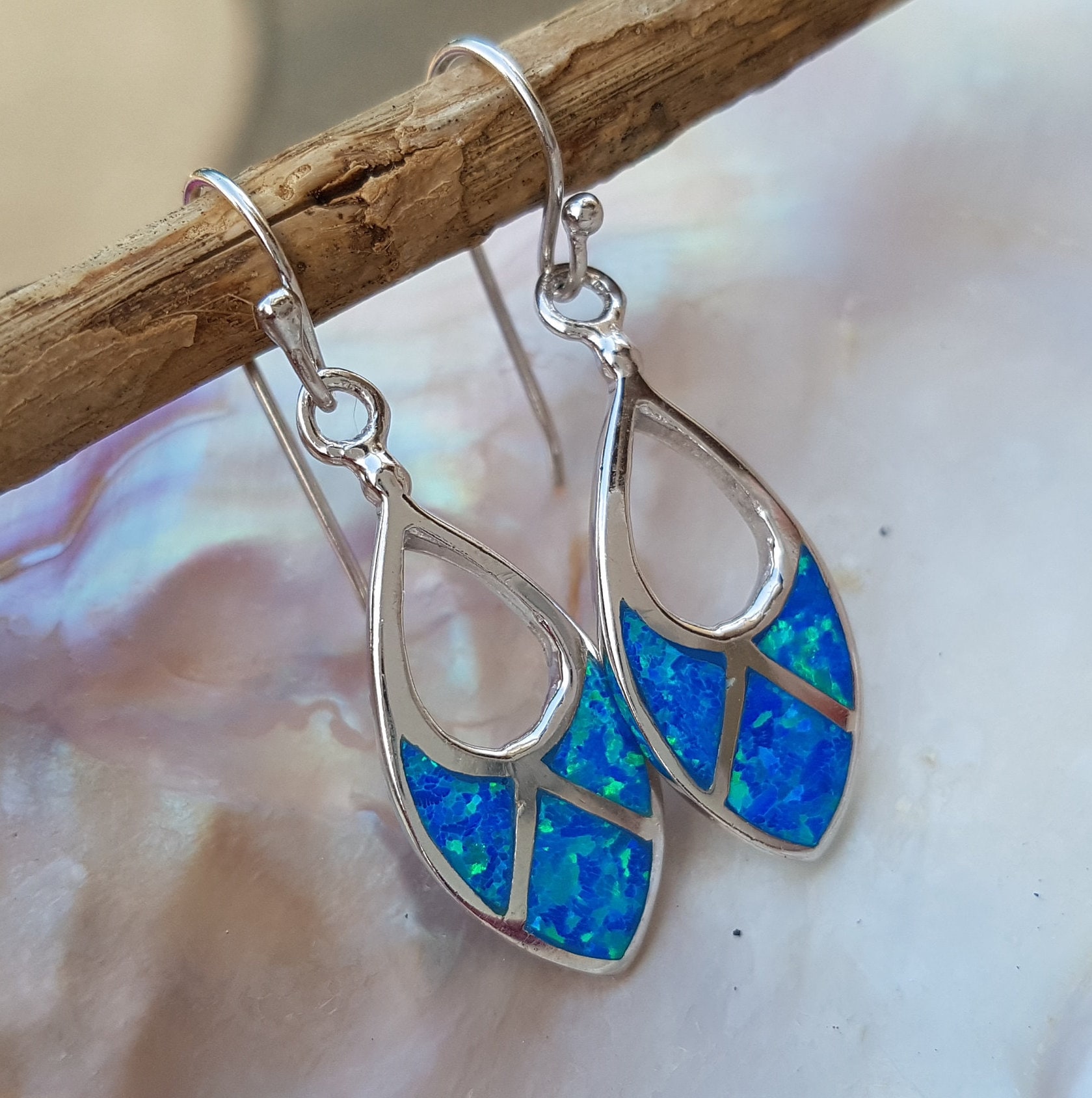 Blauer Opal Sterling Silber Ohrhänger Oktober Geburtsstein Schmuck von NellyJewelryShop