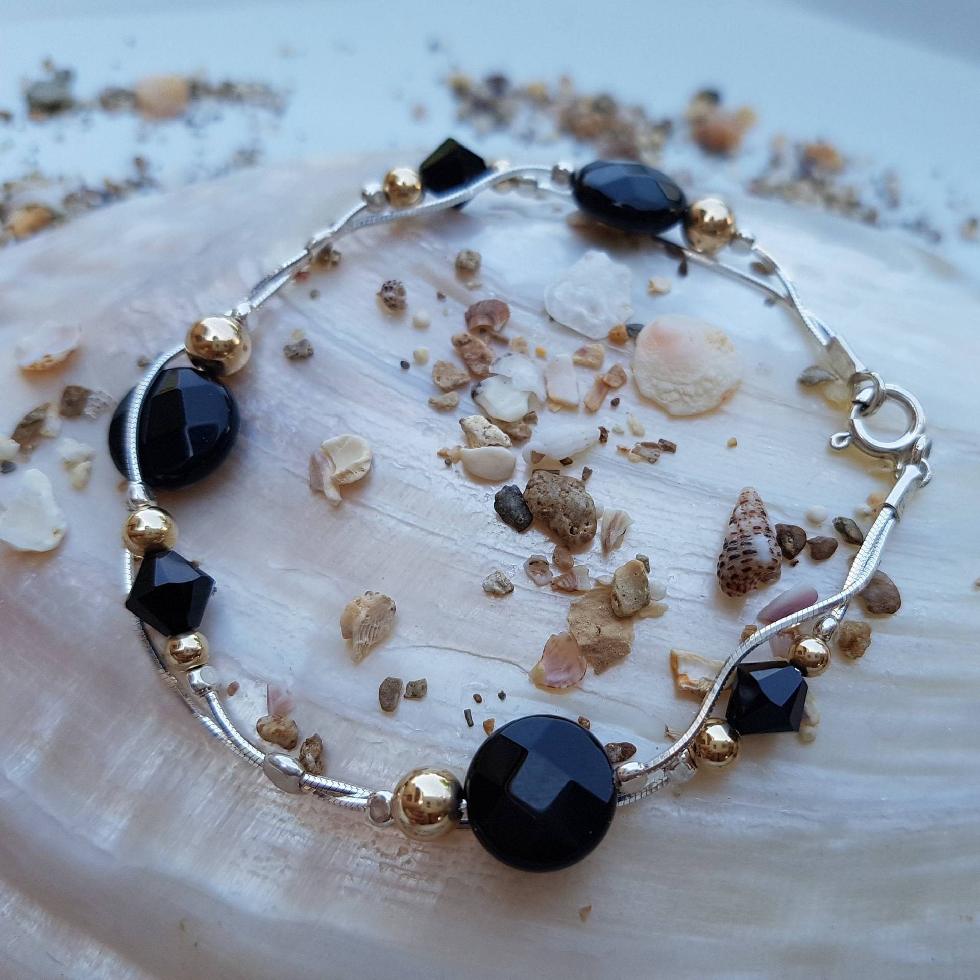 Zierliche Onyx Armband, Dezember Geburtstag, Swarovski Kristalle, Gold Gefeilte Perlen, Strength & Balance Armband Zierliche Onyx Armband, Dezember Geburtstag, Swarovski Kristalle, Gold Gefeilte Perlen, Strength & Balance Armband von NellyJewelryShop