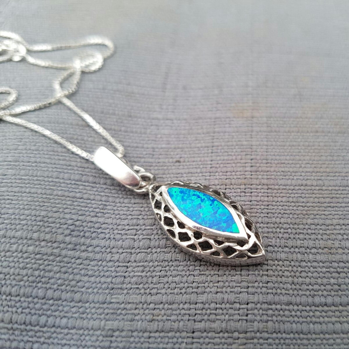 sterling Silber Eye Opal Anhänger Halskette Blauer Feueropal Schmuck von NellyJewelryShop