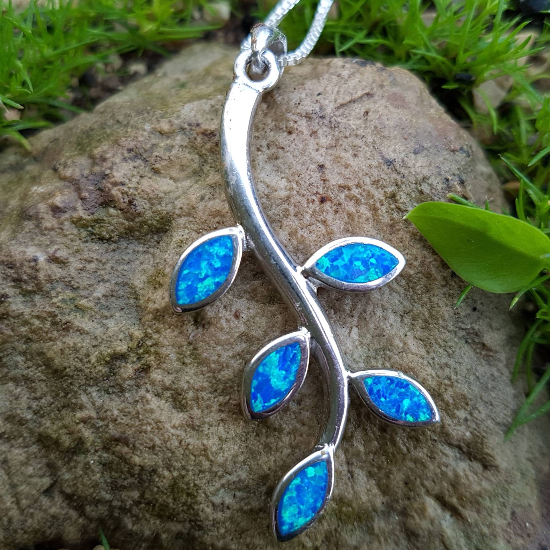 sterling Silber Griechisch Olivenblatt Feuer Opal Anhänger - Oktober Geburtsstein von NellyJewelryShop