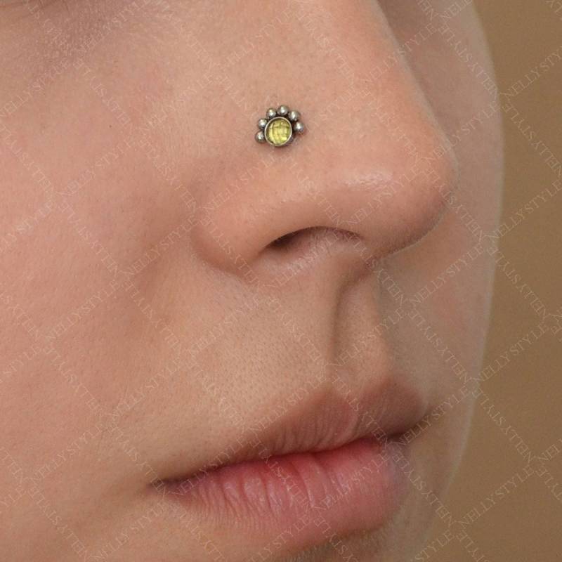 Nasenstecker Aus Chirurgenstahl Mit Cz-Edelstein - Dient Als Tragusring, Knorpel-Ohrläppchen-Helix-Ohrring von NellySteelPiercing