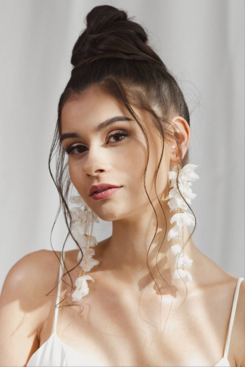 Nori | Blumen Ohrringe Aus Naturseide Florale Blütenohrringe Luftige Statement Moderne Brautohrringe Hochzeitsaccessoire von Nelrosa