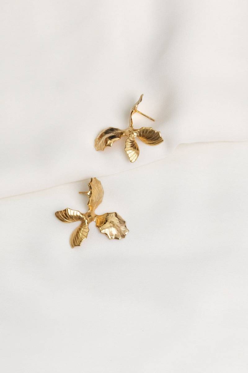 Reva | Große Statement 24K Vergoldete Blumen Ohrstecker Florale Gold Ohrringe Tropfen Brautohrringe Goldener Silber Blatt Schmuck von Nelrosa