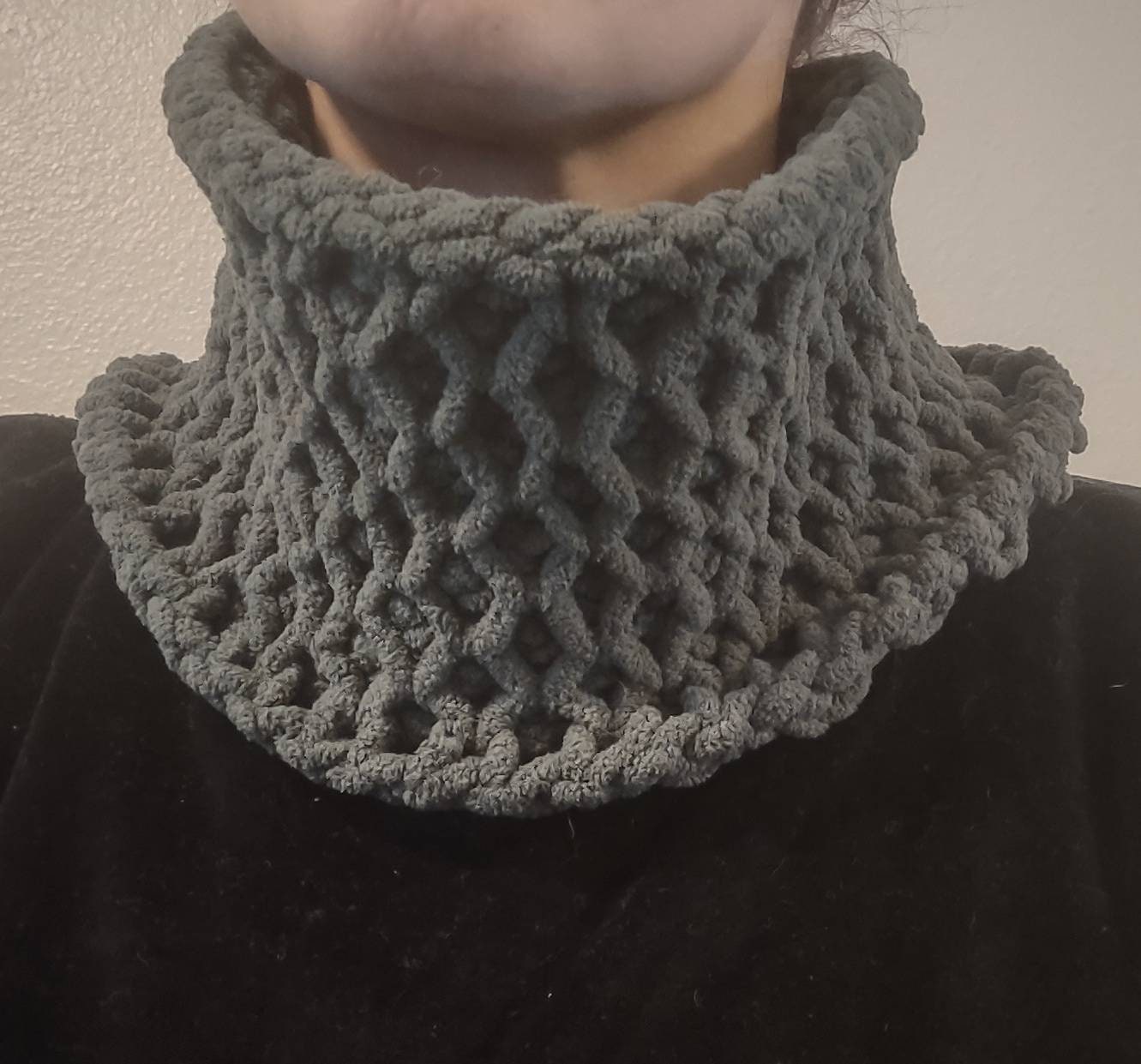 Cowl Gehäkeltes Unikat Handarbeit Acryl Effekt Dickes Garn Army Green von NelsonLily