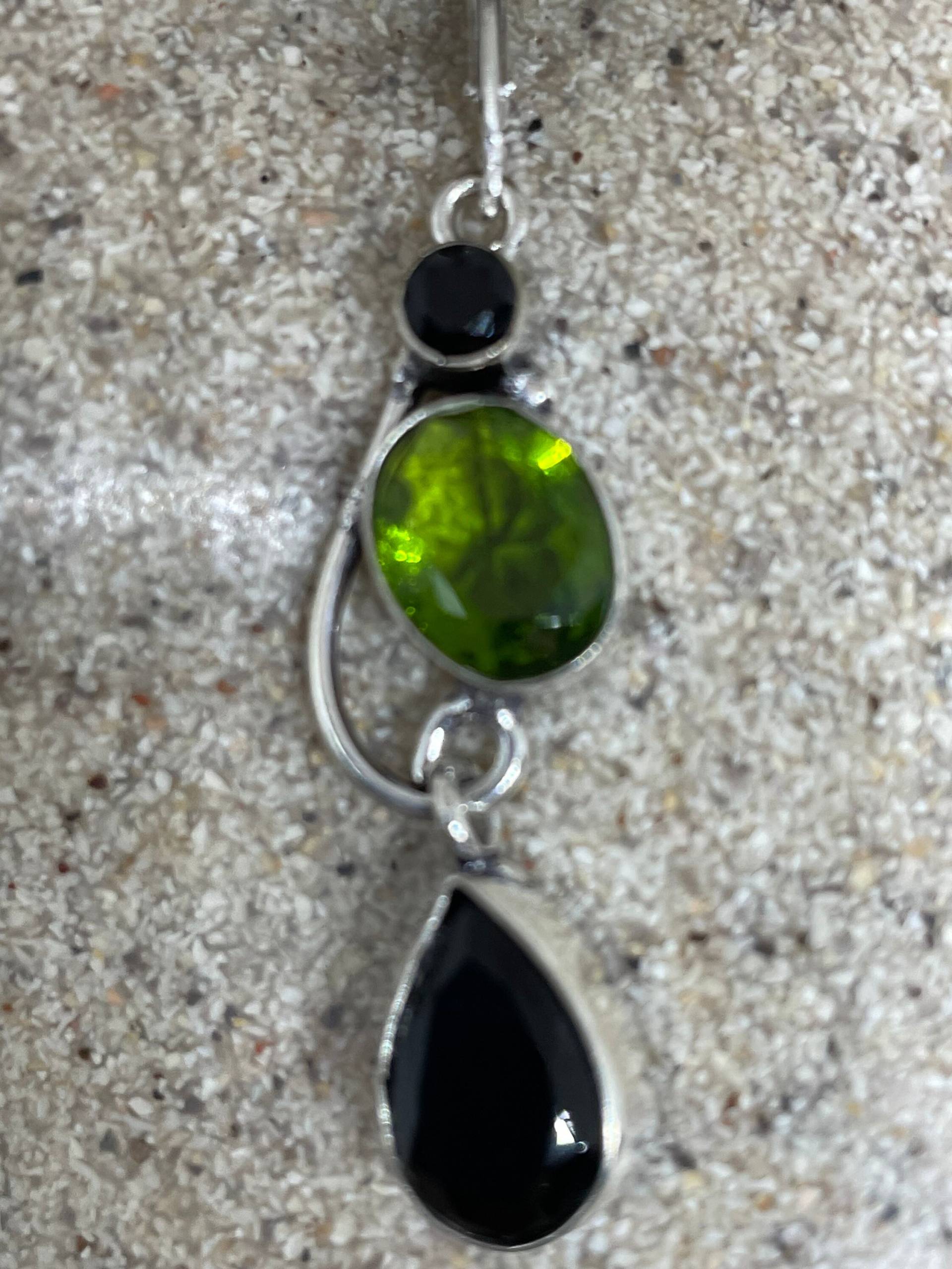 Antik Vintage Grün Peridot Schwarz Onyx Silber Ohrringe von NemesisJewelryNYC