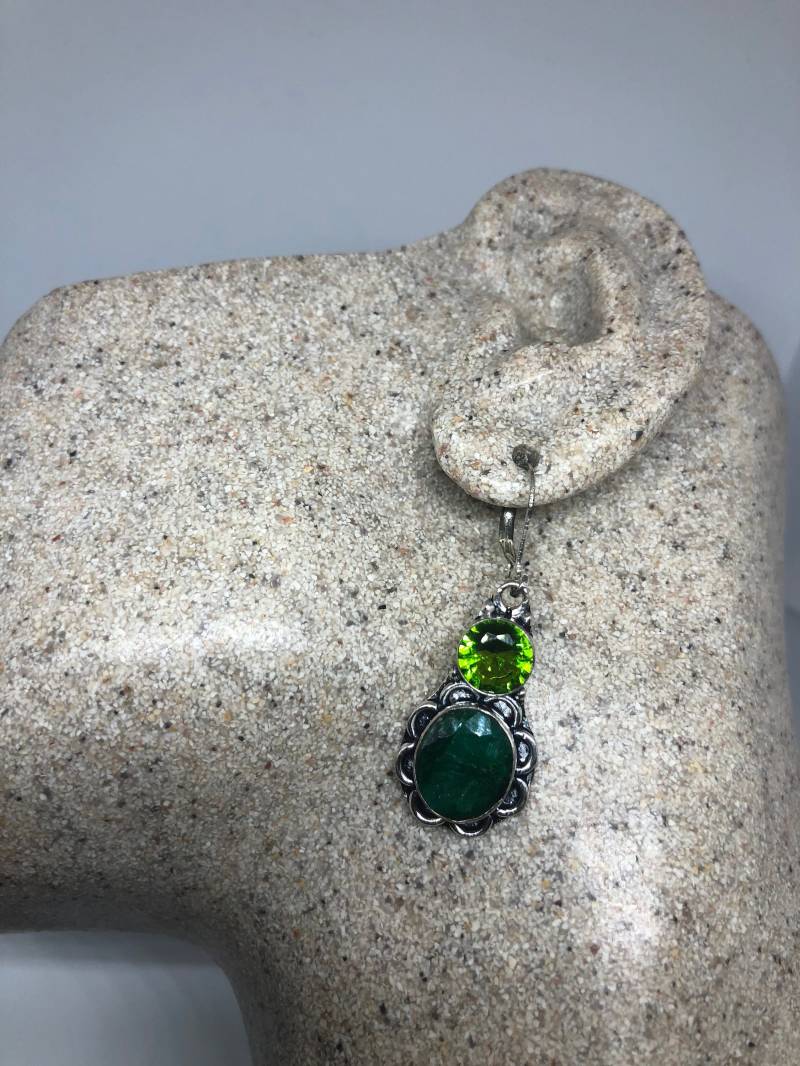 Antike Vintage Grün Peridot Farbe Behandelt Smaragd Silber Baumeln Ohrringe von NemesisJewelryNYC