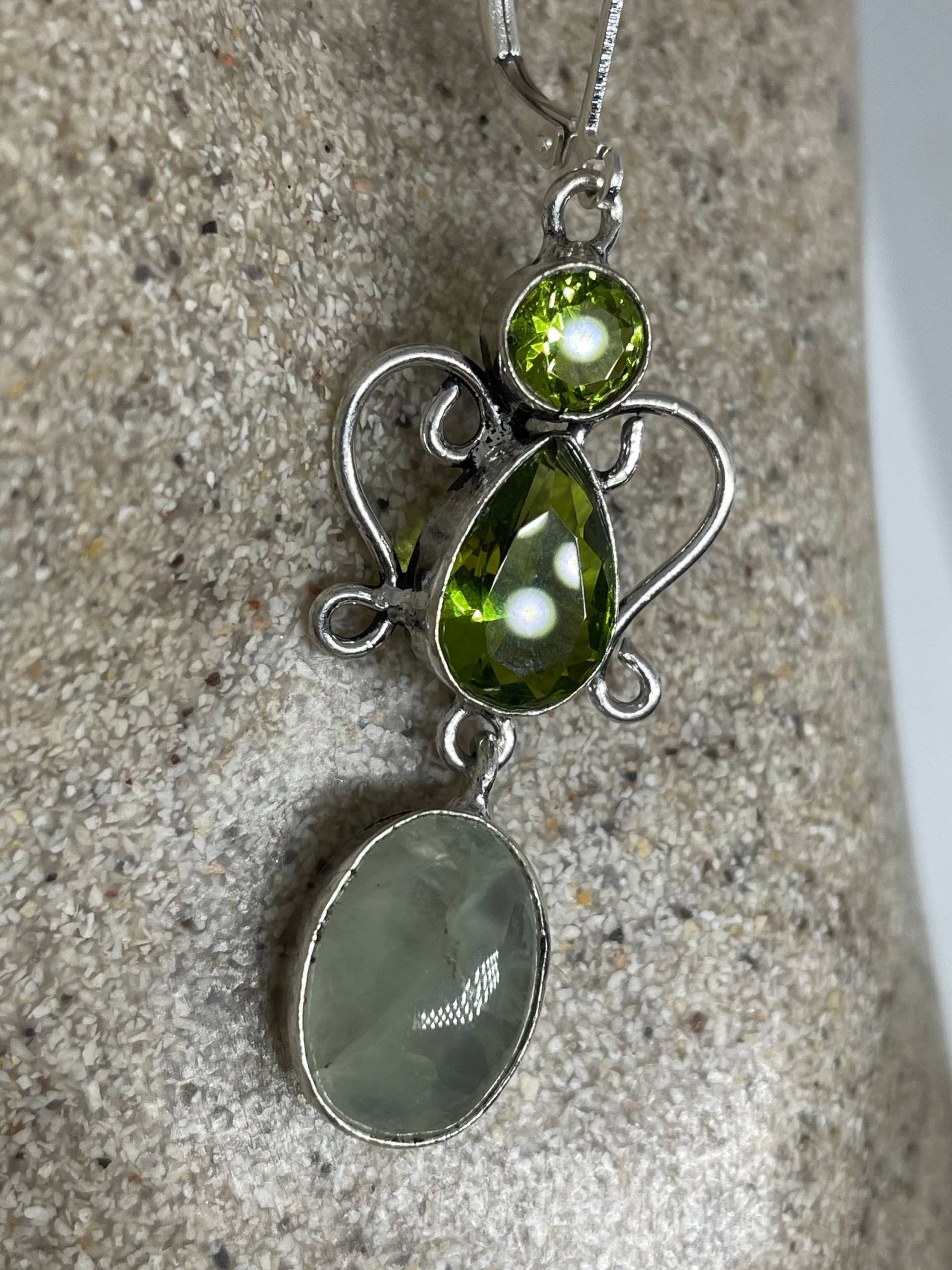 Antike Vintage Grüne Peridot Jade Silber Baumeln Ohrringe von NemesisJewelryNYC