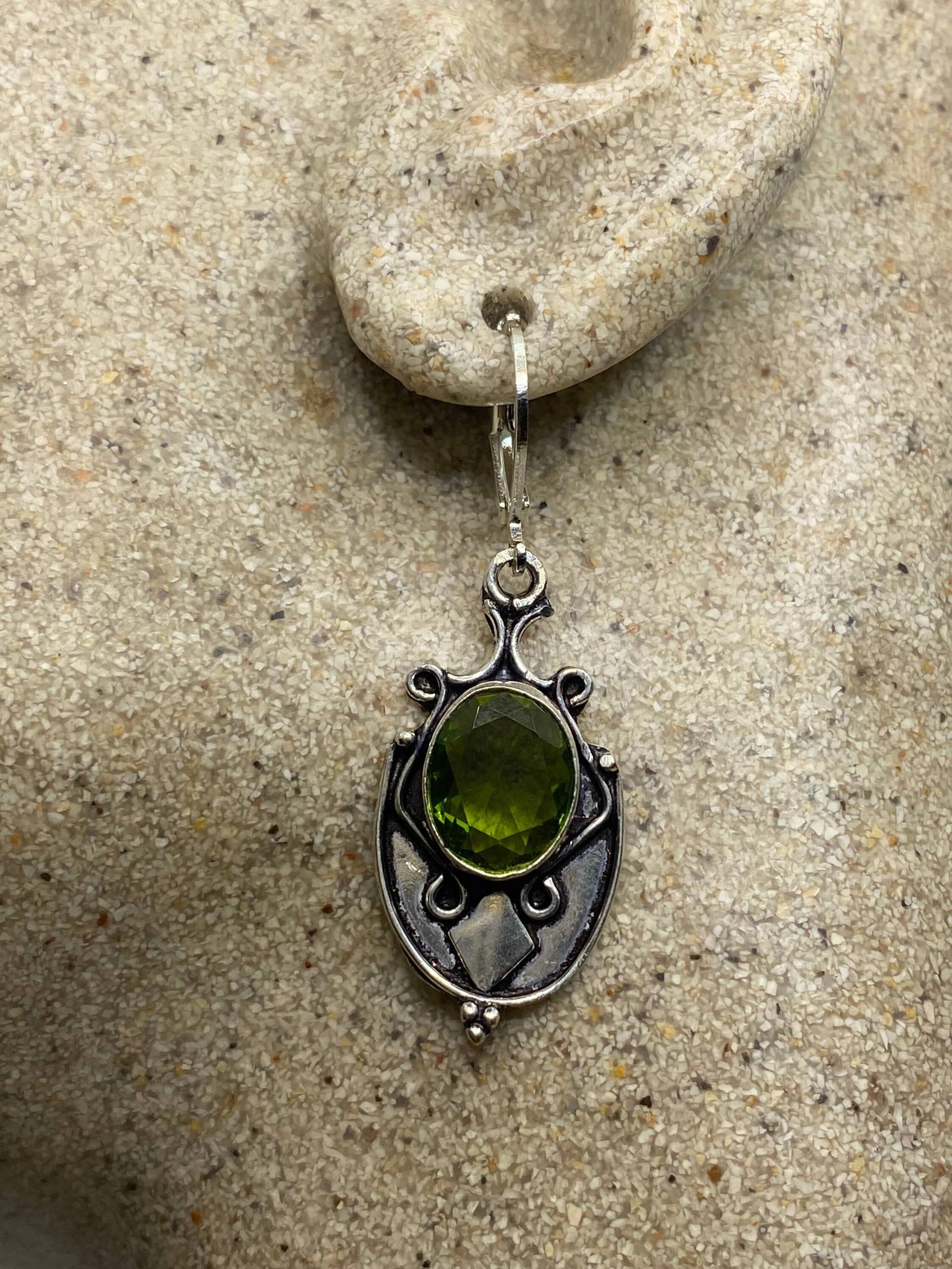 Antike Vintage Grüne Peridot Silber Ohrringe von NemesisJewelryNYC