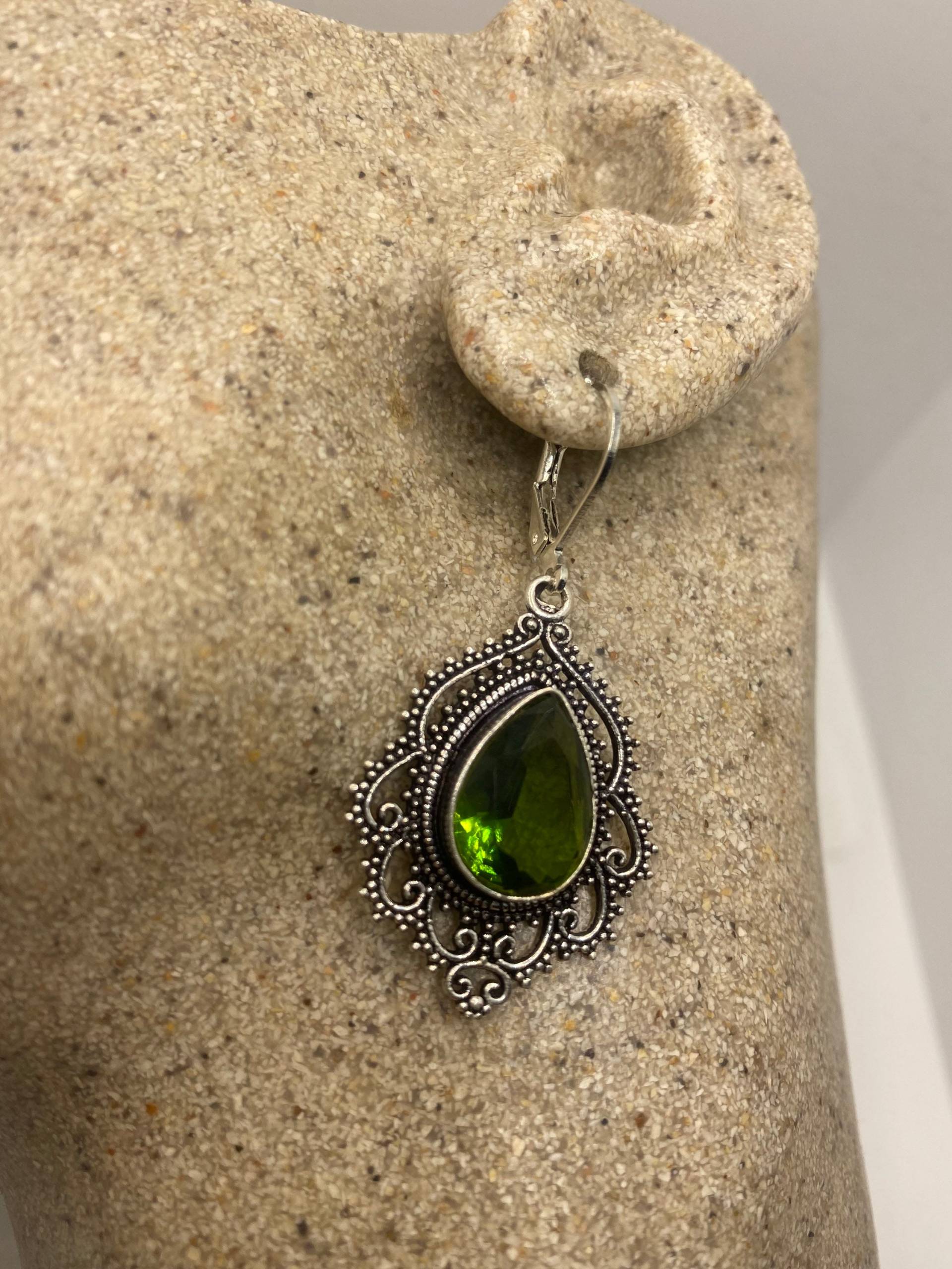 Antike Vintage Grüne Peridot Silber Ohrringe von NemesisJewelryNYC