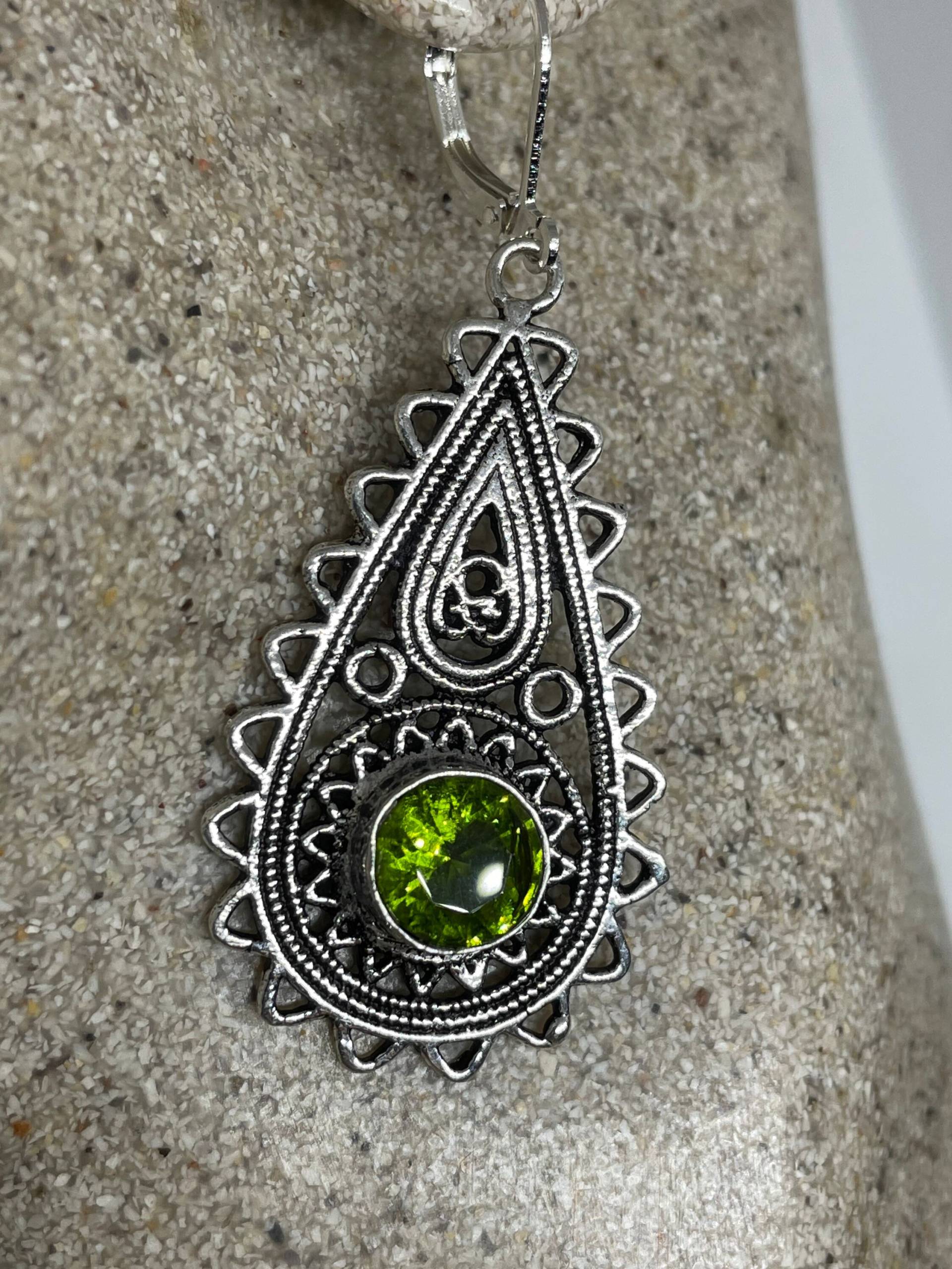 Antike Vintage Grüne Peridot Silber Ohrringe von NemesisJewelryNYC