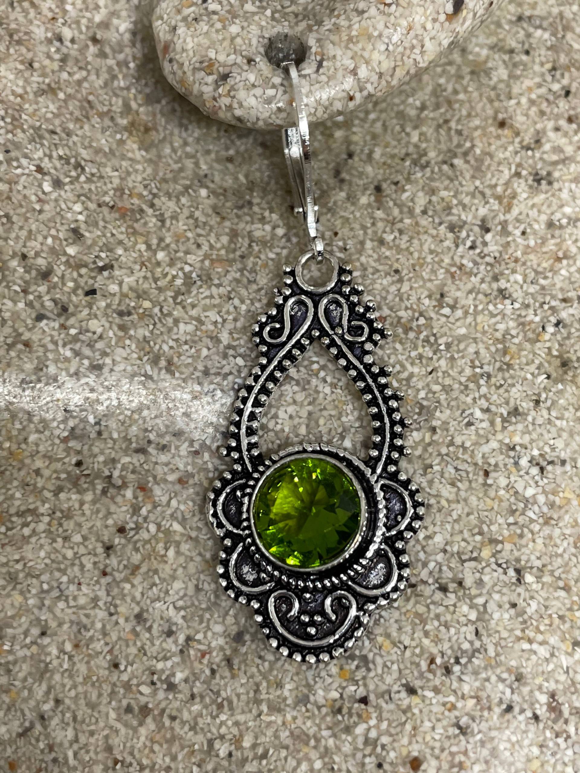 Antike Vintage Grüne Peridot Silber Ohrringe von NemesisJewelryNYC