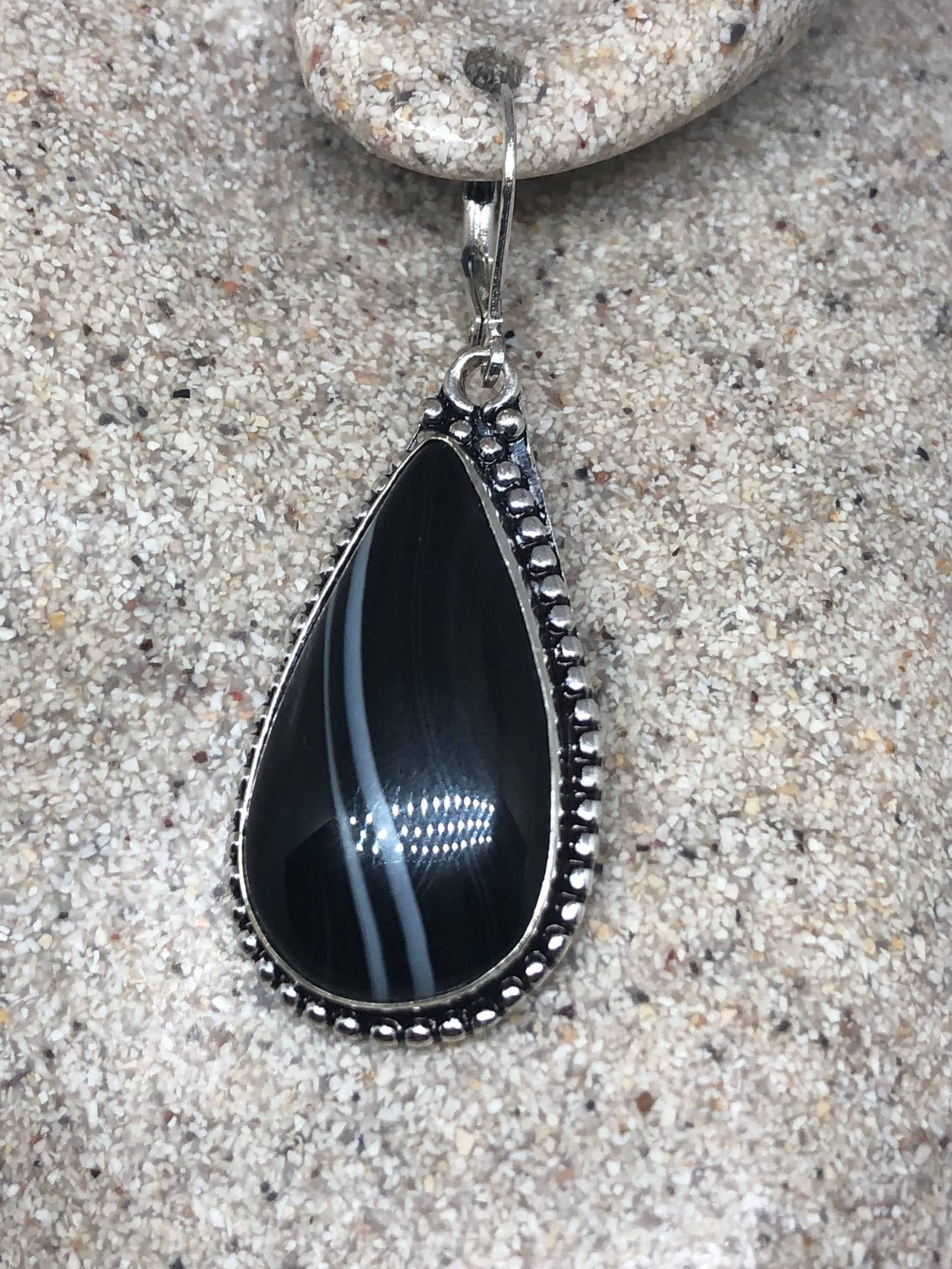 Antike Vintage Schwarze Achat Gestreifte Onyx Silber Ohrringe von NemesisJewelryNYC