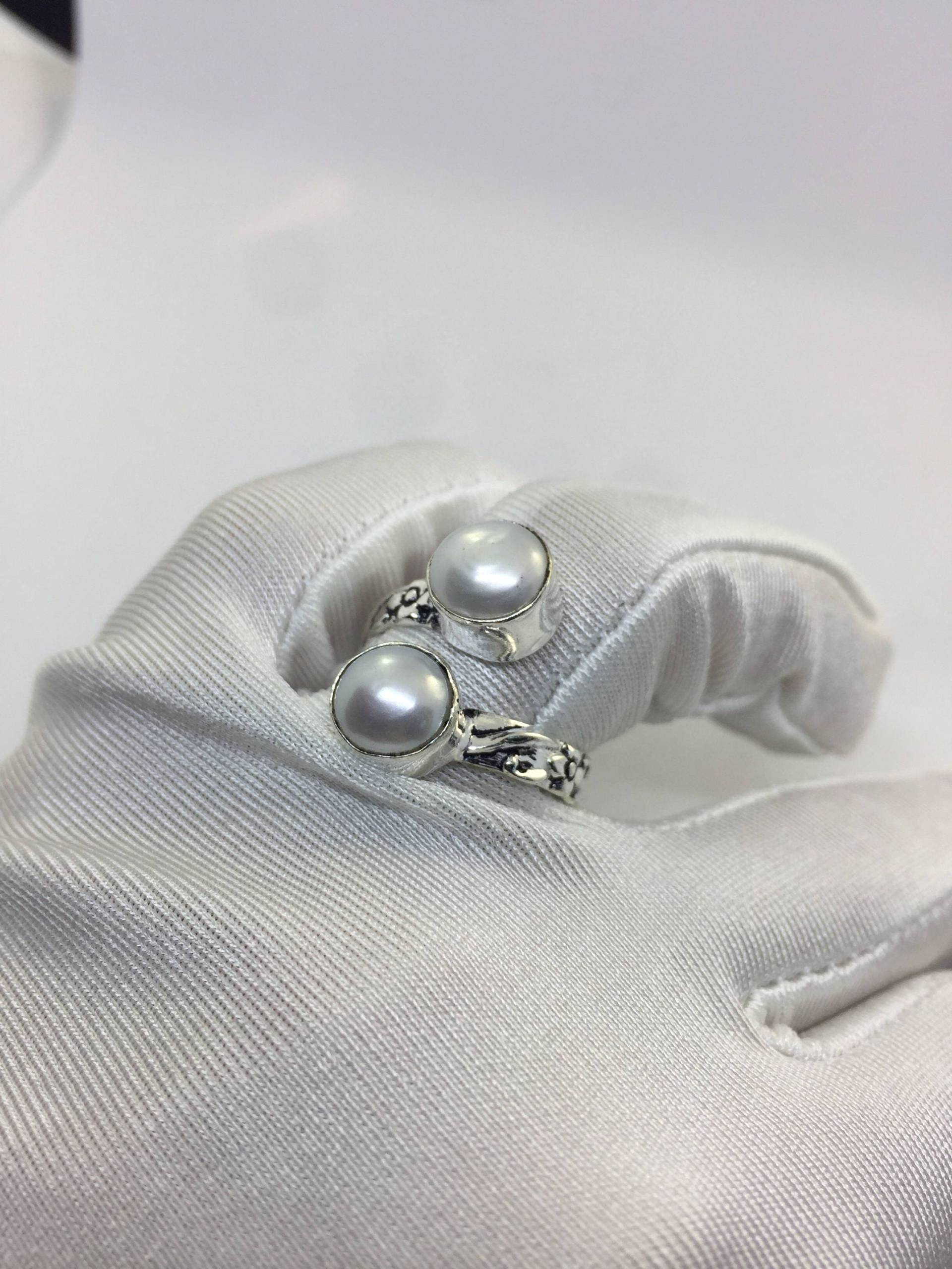 Antike Weiße Perle Filigrane Weiß Bronze Silber Einstellbar Ring Antike Weiße Perle Filigrane Weiß Bronze Silber Einstellbar Ring von NemesisJewelryNYC
