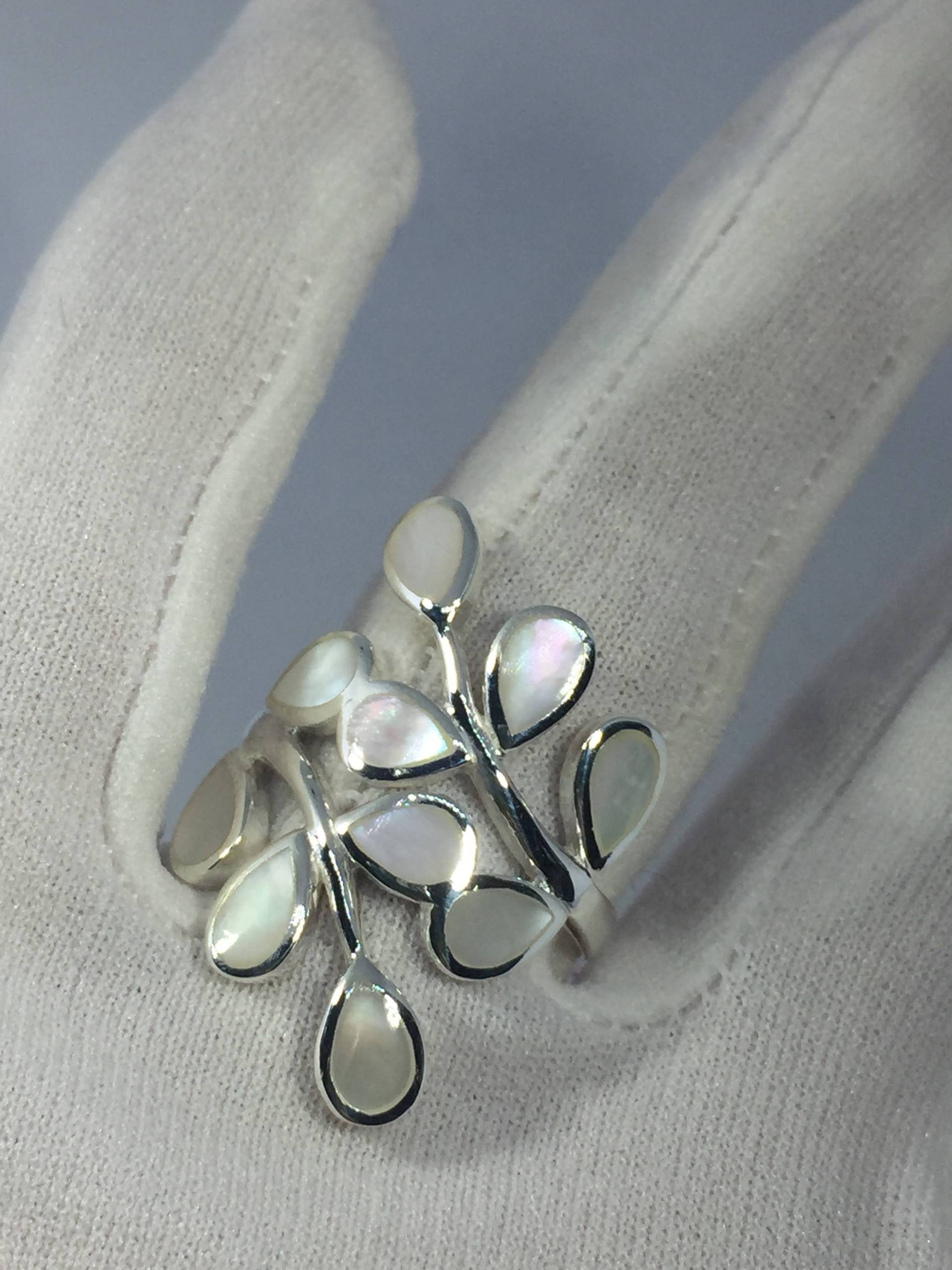 Antiker Weißer Perlmutt-Filigraner Sterlingsilber-Ring von NemesisJewelryNYC