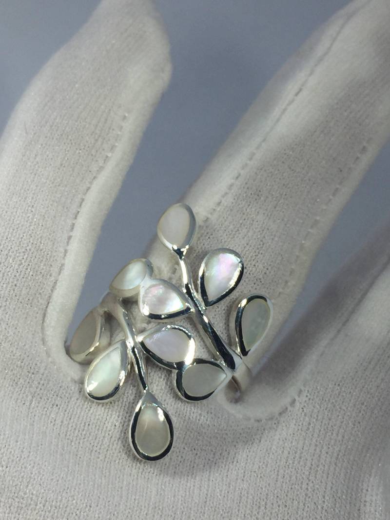 Antiker Weißer Perlmutt-Filigraner Sterlingsilber-Ring von NemesisJewelryNYC