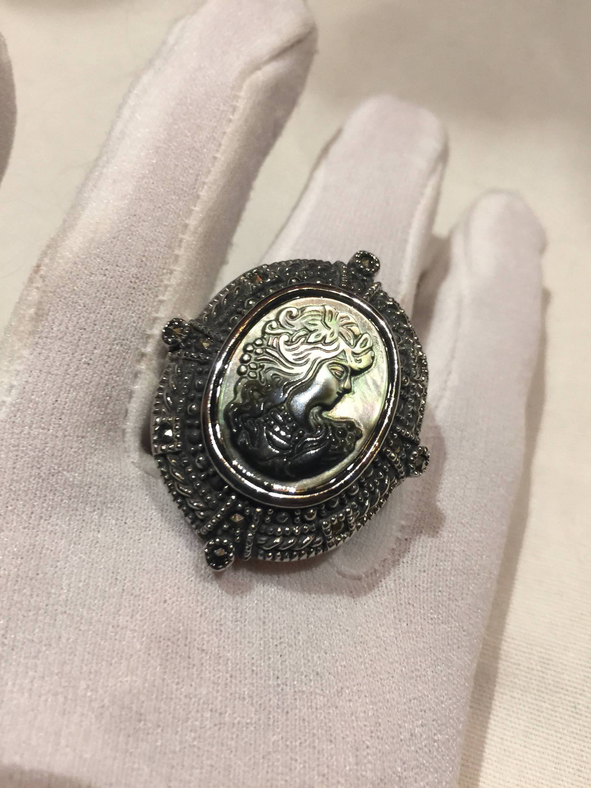 Antiker Weißer Perlmutt Kamee Markasit Filigraner Ring von NemesisJewelryNYC