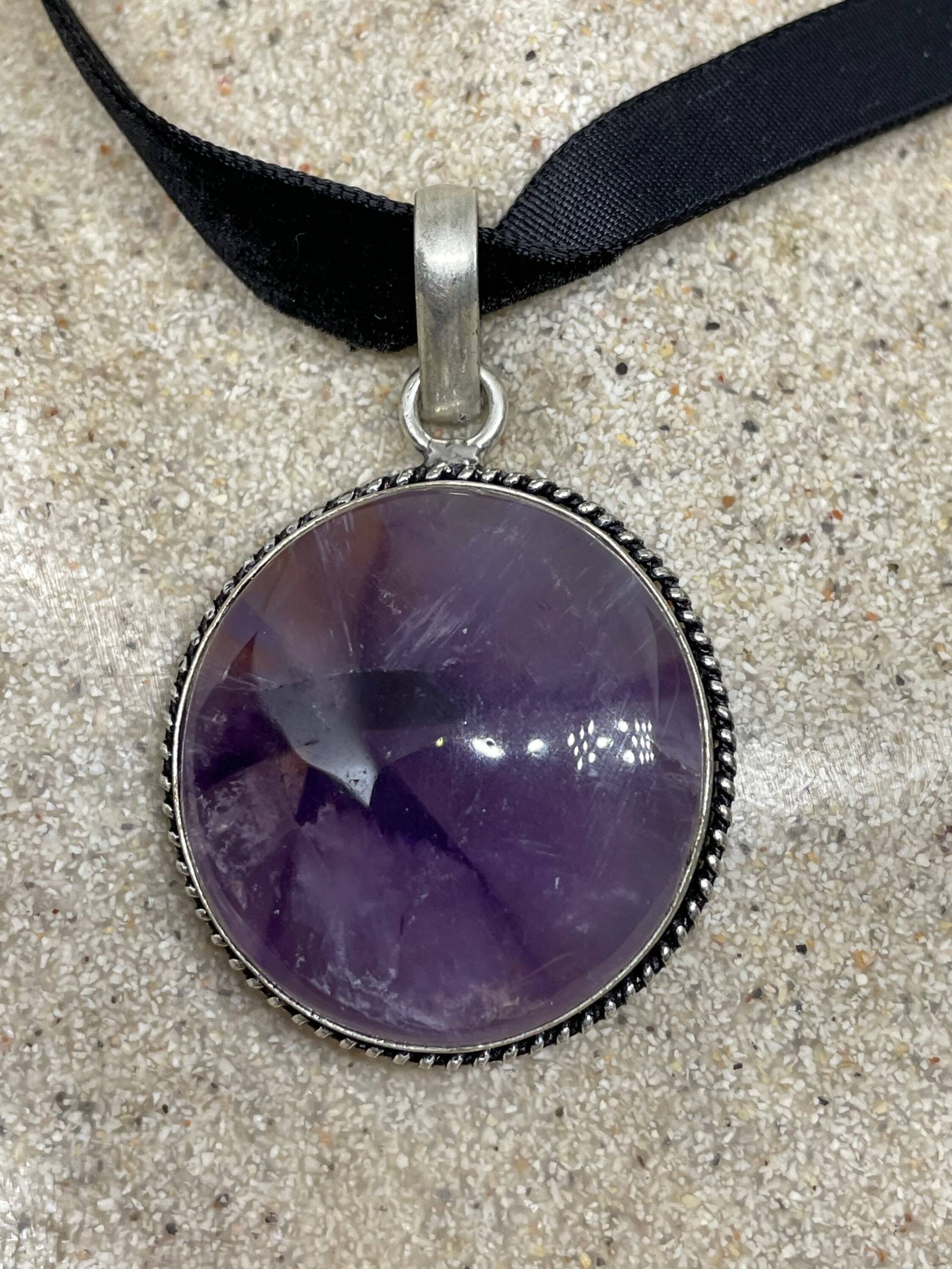 Cabochon Cut Tropfen Tief Lila Echte Amethyst Halskette von NemesisJewelryNYC