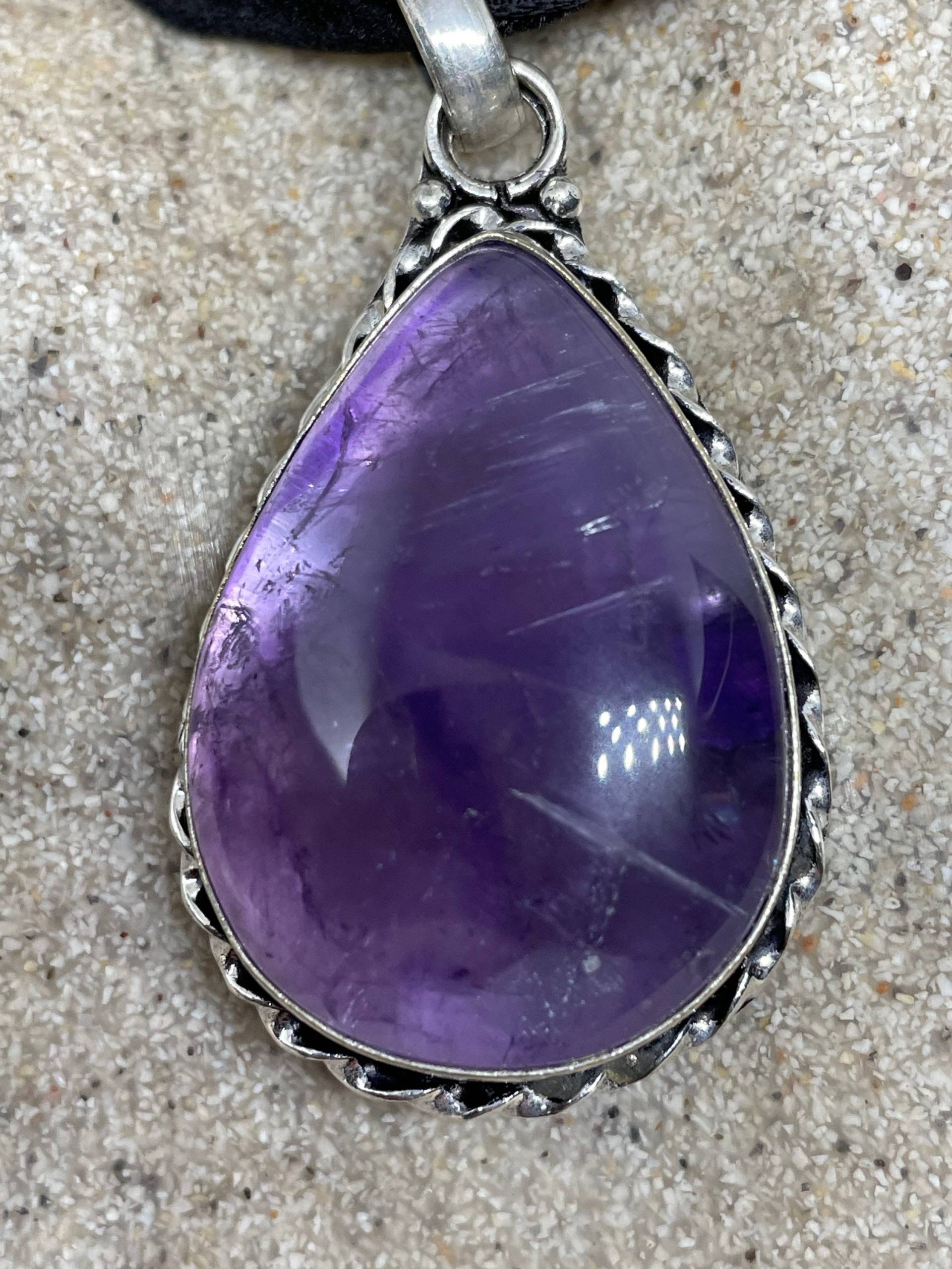 Cabochon Cut Tropfen Tief Lila Echte Amethyst Halskette von NemesisJewelryNYC