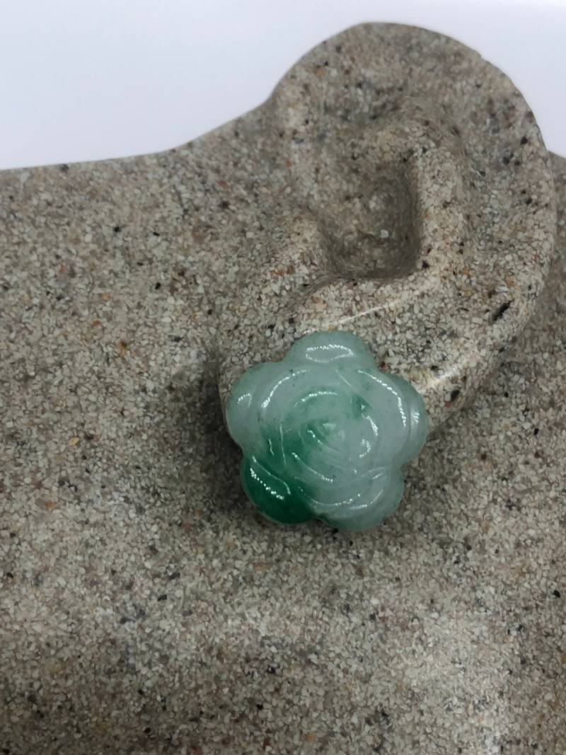 Echte Grüne Jade Blume Edelstein Silber Bronze Ohrstecker von NemesisJewelryNYC