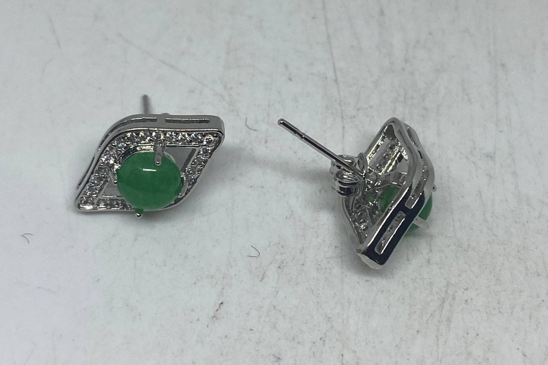 Echte Grüne Jade Edelstein Silber Bronze Ohrstecker von NemesisJewelryNYC