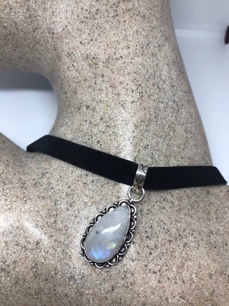 Große Handgemachte Vintage Gravierte Ruhe Messing Regenbogen Mondstein Anhänger von NemesisJewelryNYC