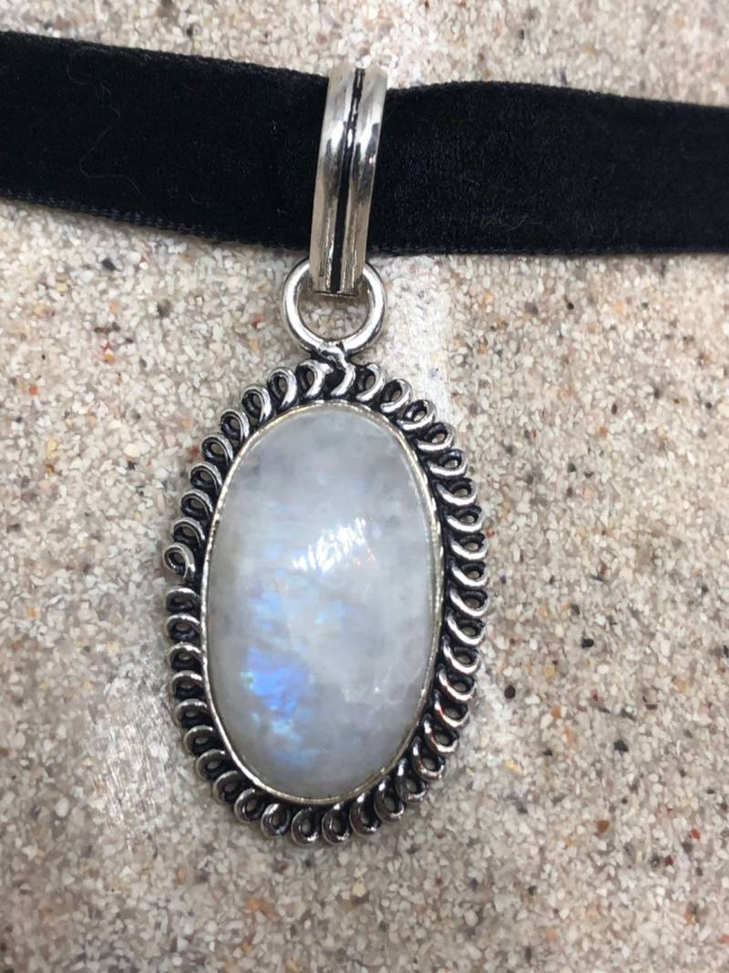 Große Handgemachte Vintage Gravierte Ruhe Messing Regenbogen Mondstein Anhänger von NemesisJewelryNYC