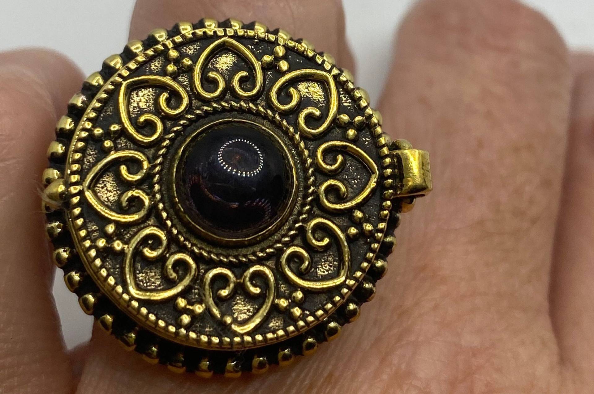 Großer Stein Schlagring Gift Pillbox Verstellbarer Ring von NemesisJewelryNYC