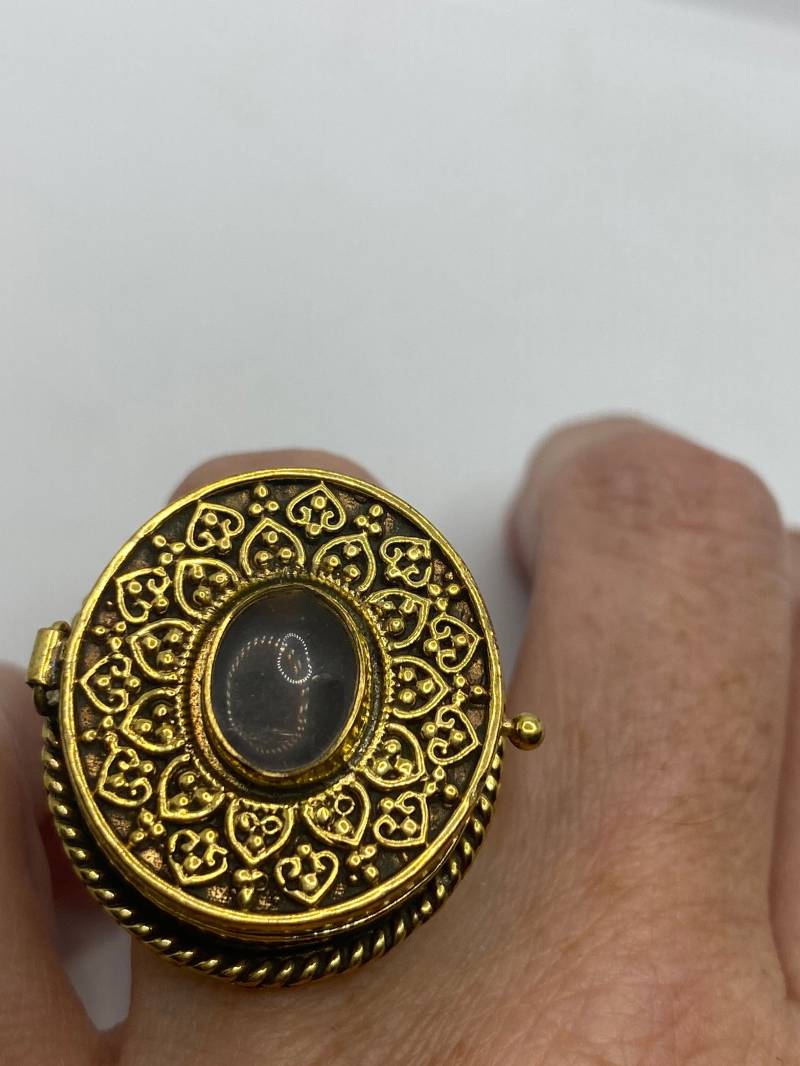 Großer Stein Schlagring Gift Pillbox Verstellbarer Ring von NemesisJewelryNYC