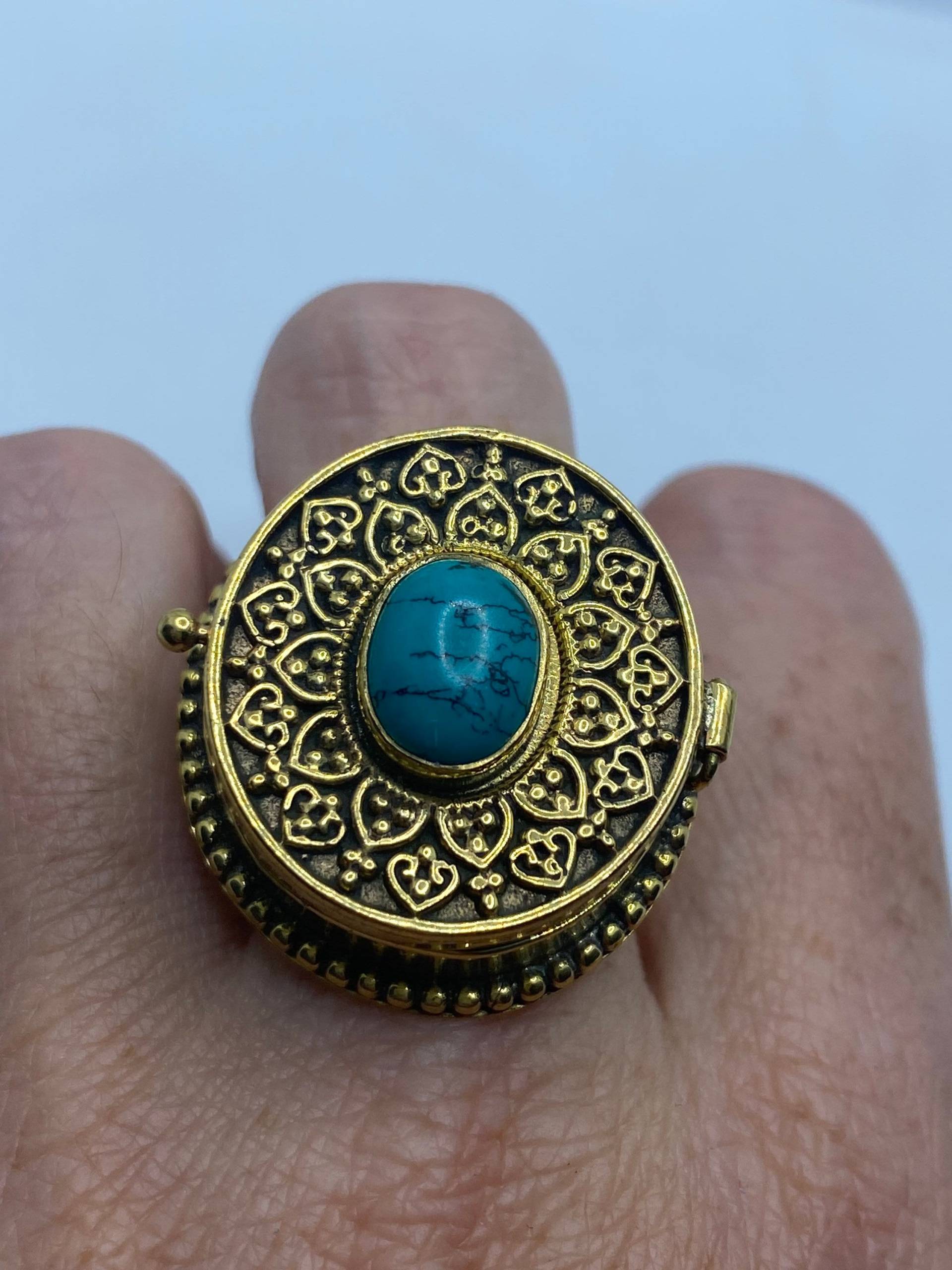 Großer Stein Messing Knuckle Gift Pillbox Verstellbarer Ring von NemesisJewelryNYC