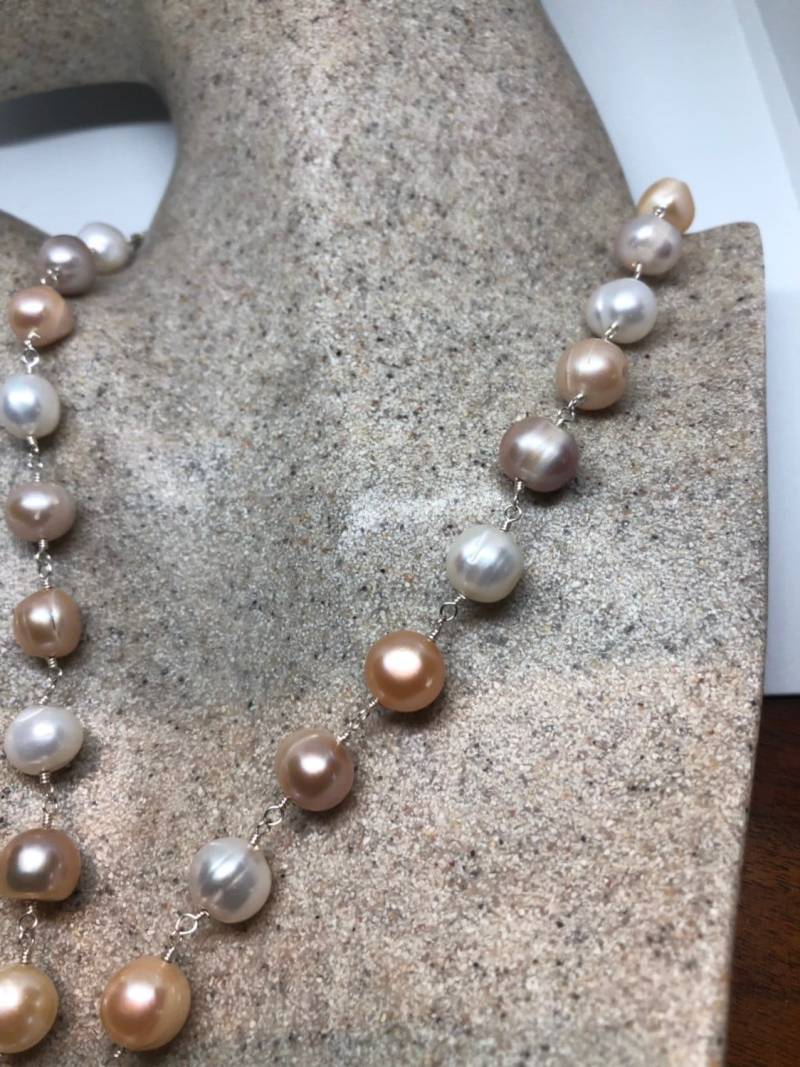 Handgeknüpfte Pfirsichfarbene Süßwasserperlenkette von NemesisJewelryNYC