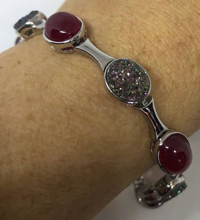 Handgemachtes Armband Aus Echtem Rotem Rubin Und Peacock Ore Druzy Sterling Silber von NemesisJewelryNYC