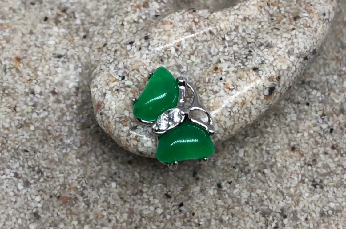 Jade Schmetterling in Weiß Bronze Ohrringe von NemesisJewelryNYC