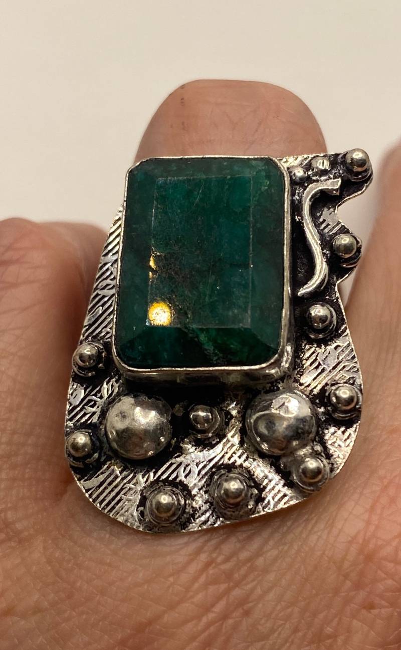 Roher Grüner Smaragd Weiß Bronze Silber Vintage Cocktail Ring Größe 6 von NemesisJewelryNYC