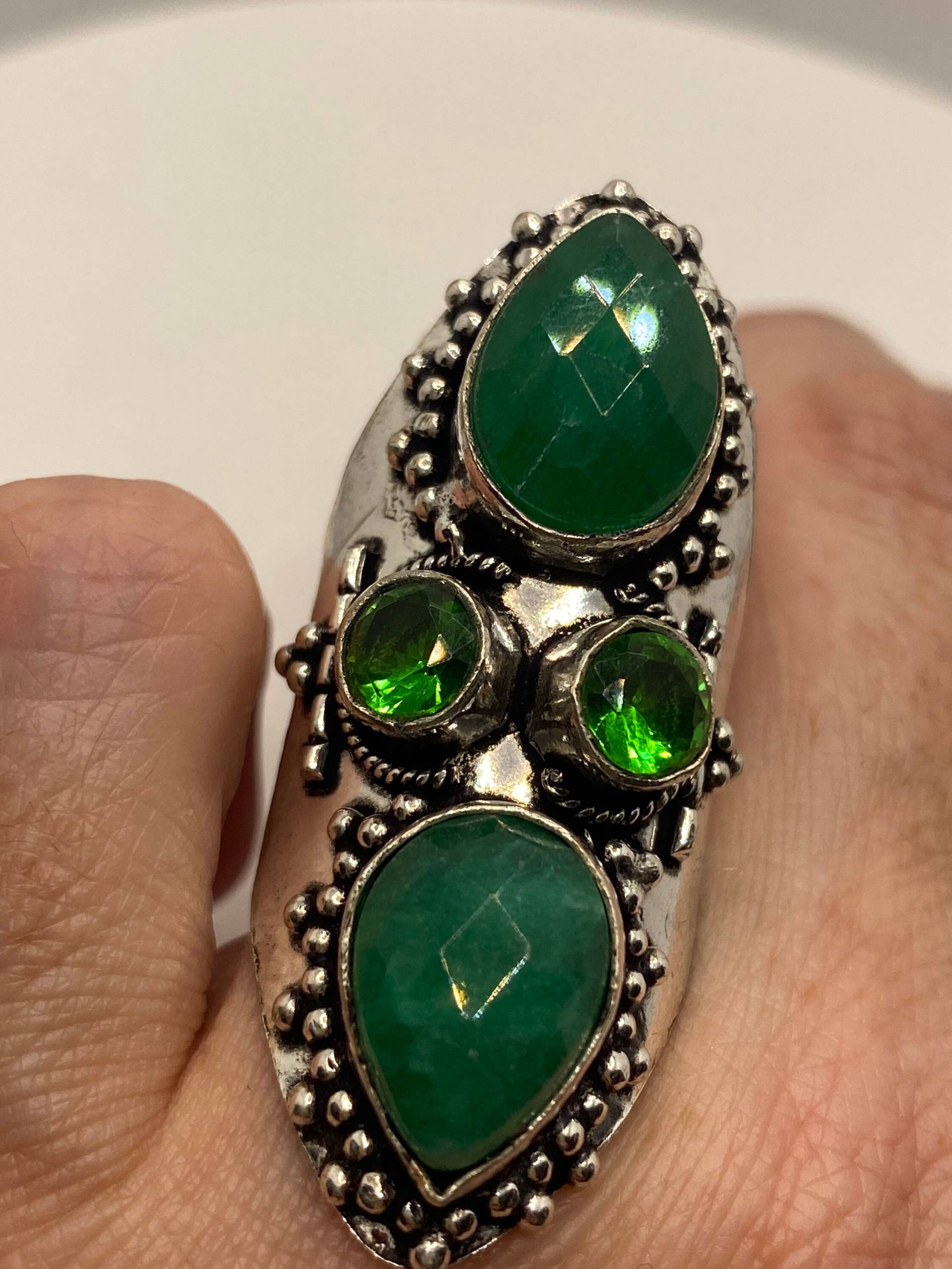 Roher Grüner Smaragd Weiß Bronze Silber Vintage Cocktail Ring Größe 7 Roher Grüner Smaragd Weiß Bronze Silber Vintage Cocktail Ring Größe 7 von NemesisJewelryNYC