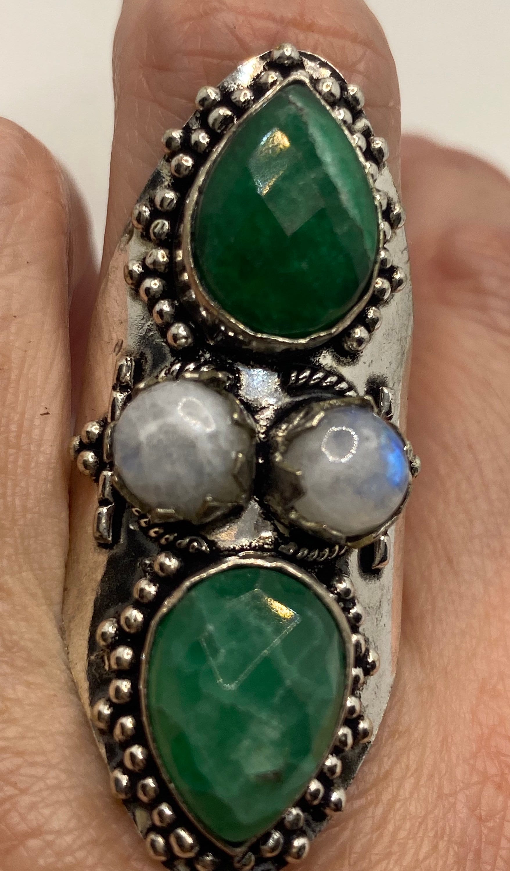 Roher Grüner Smaragd Weiß Bronze Silber Vintage Cocktail Ring Größe 8 Roher Grüner Smaragd Weiß Bronze Silber Vintage Cocktail Ring Größe 8 von NemesisJewelryNYC