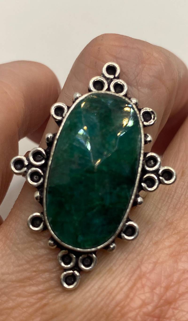Roher Grüner Smaragd Weiß Bronze Silber Vintage Cocktail Ring Größe 9 von NemesisJewelryNYC